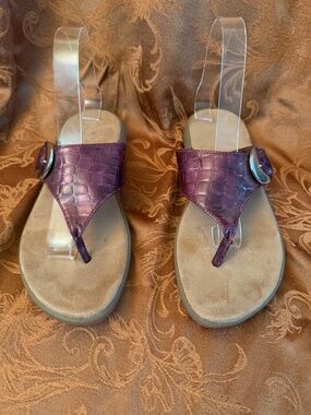 A2 by Aerosoles Purple Thong Sandals Faux Croc Texture Sz 8.5